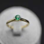 Prsten žuto zlato sa smaragdom
